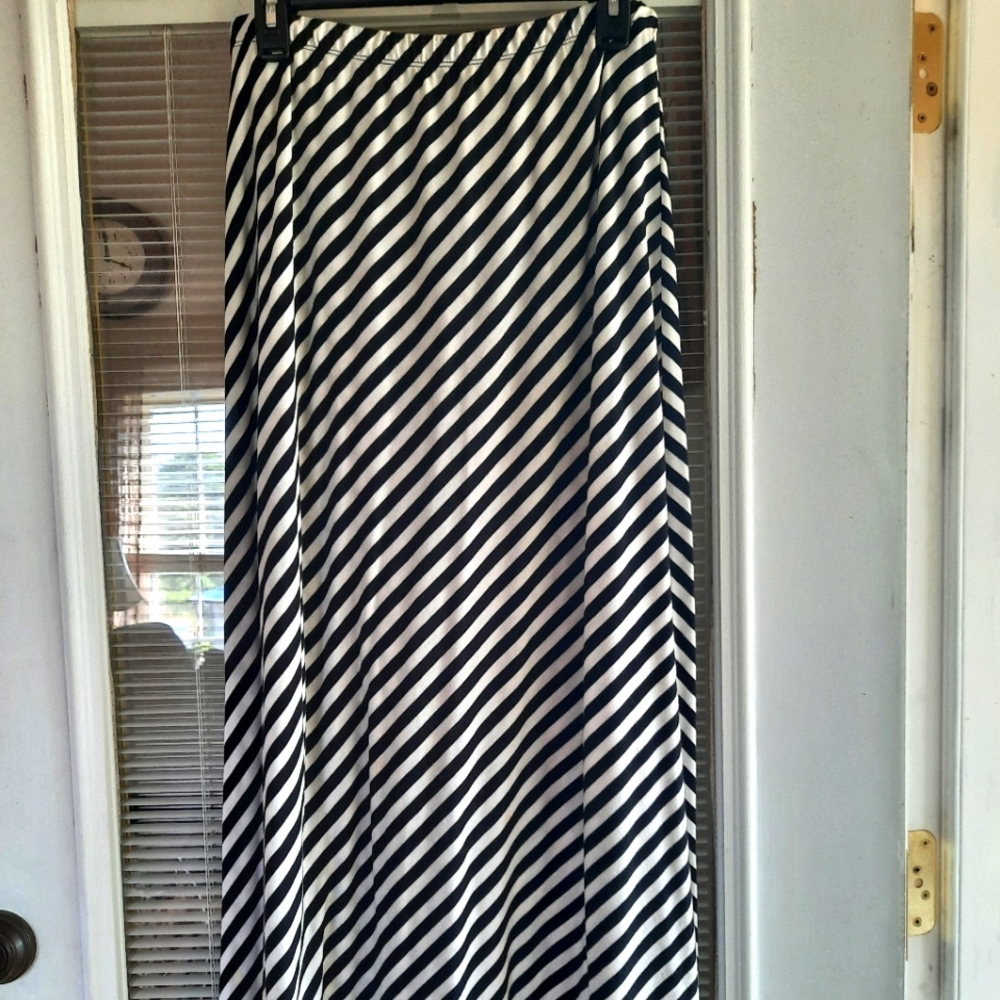 Apostrophe black & white skirt. Size L